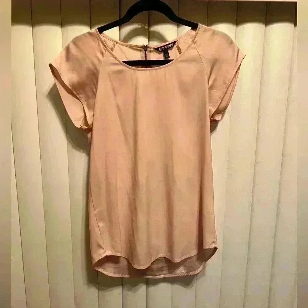 Express women shirt, batwing sleeve, pinkish color size XS good condition